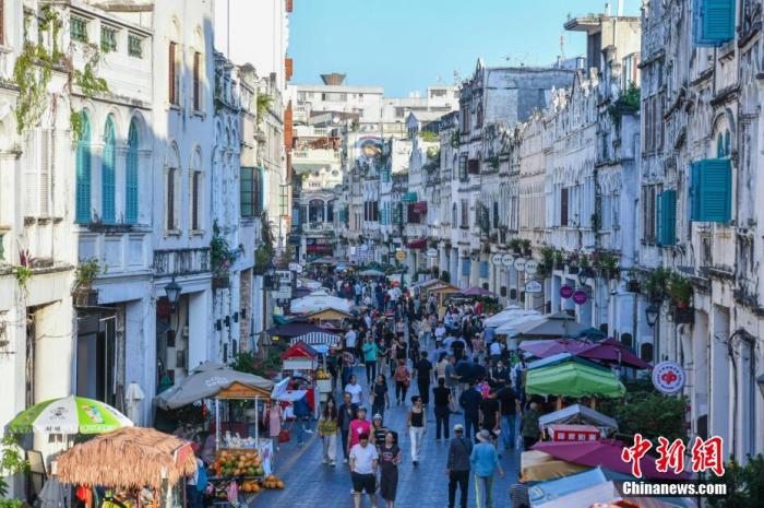 資料圖：圖為海口騎樓老街游客如織。 <a target='_blank' href='/' >中新網(wǎng)</a>記者 駱云飛 攝