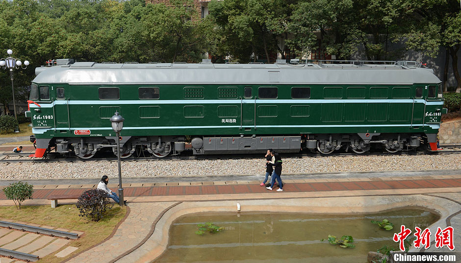 高校校園內(nèi)通火車成全國(guó)首個(gè)校內(nèi)通火車的大學(xué) 網(wǎng)友：校園是得有多大