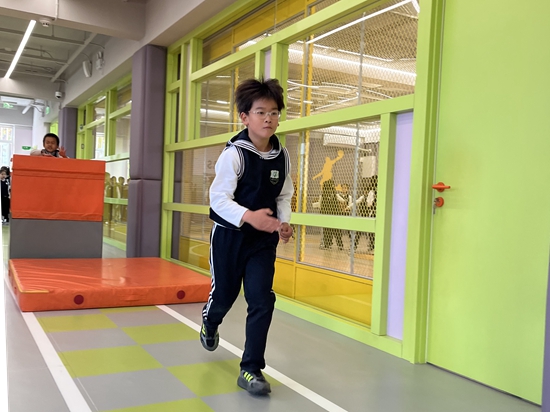 學生在南樓二層的體能教師訓練。人民網(wǎng)記者孫競 攝
