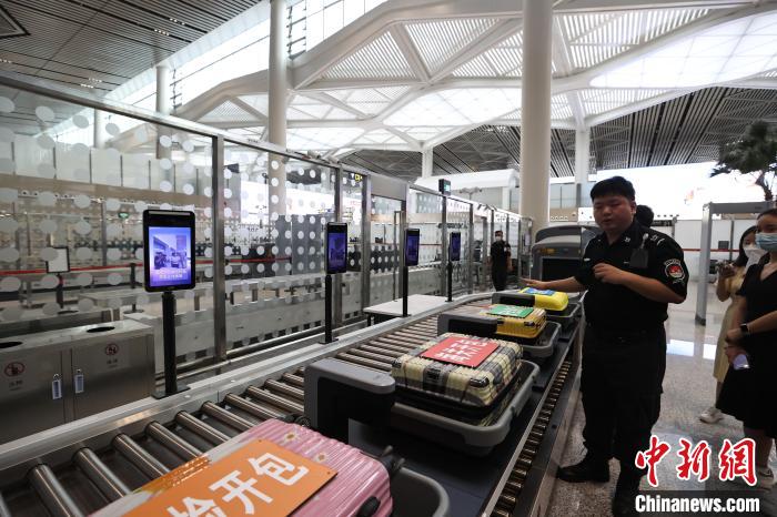 （高質(zhì)量發(fā)展調(diào)研行）探訪海口美蘭國際機(jī)場(chǎng)封關(guān)運(yùn)作項(xiàng)目：將實(shí)現(xiàn)旅客“無感通關(guān)”