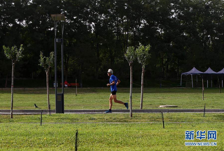 （體育&middot;專(zhuān)題）（17）全民健身——健身“大咖”：年過(guò)古稀 步履不停