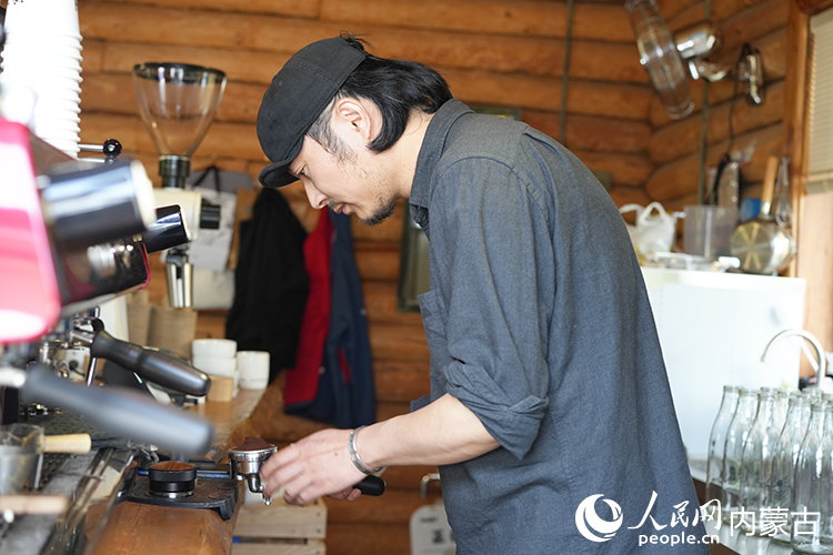 喻曉在小木屋中制作咖啡。人民網(wǎng)記者 李睿攝