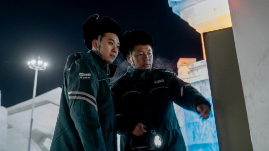 長春市冰雪新天地園區(qū)內(nèi)，長春市雙陽區(qū)供電公司工作人員正在檢查低壓配電箱。新華社記者 段續(xù) 攝