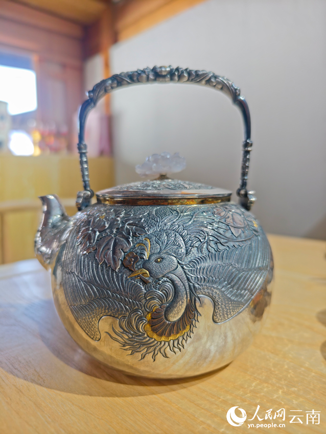 李耀華制作的銀壺。人民網(wǎng)記者 符皓攝