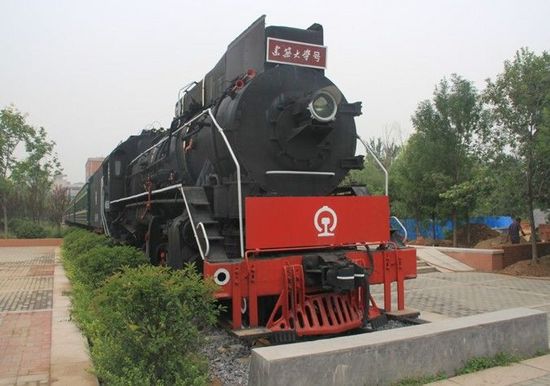 高校校園內(nèi)通火車成全國(guó)首個(gè)校內(nèi)通火車的大學(xué) 網(wǎng)友：校園是得有多大