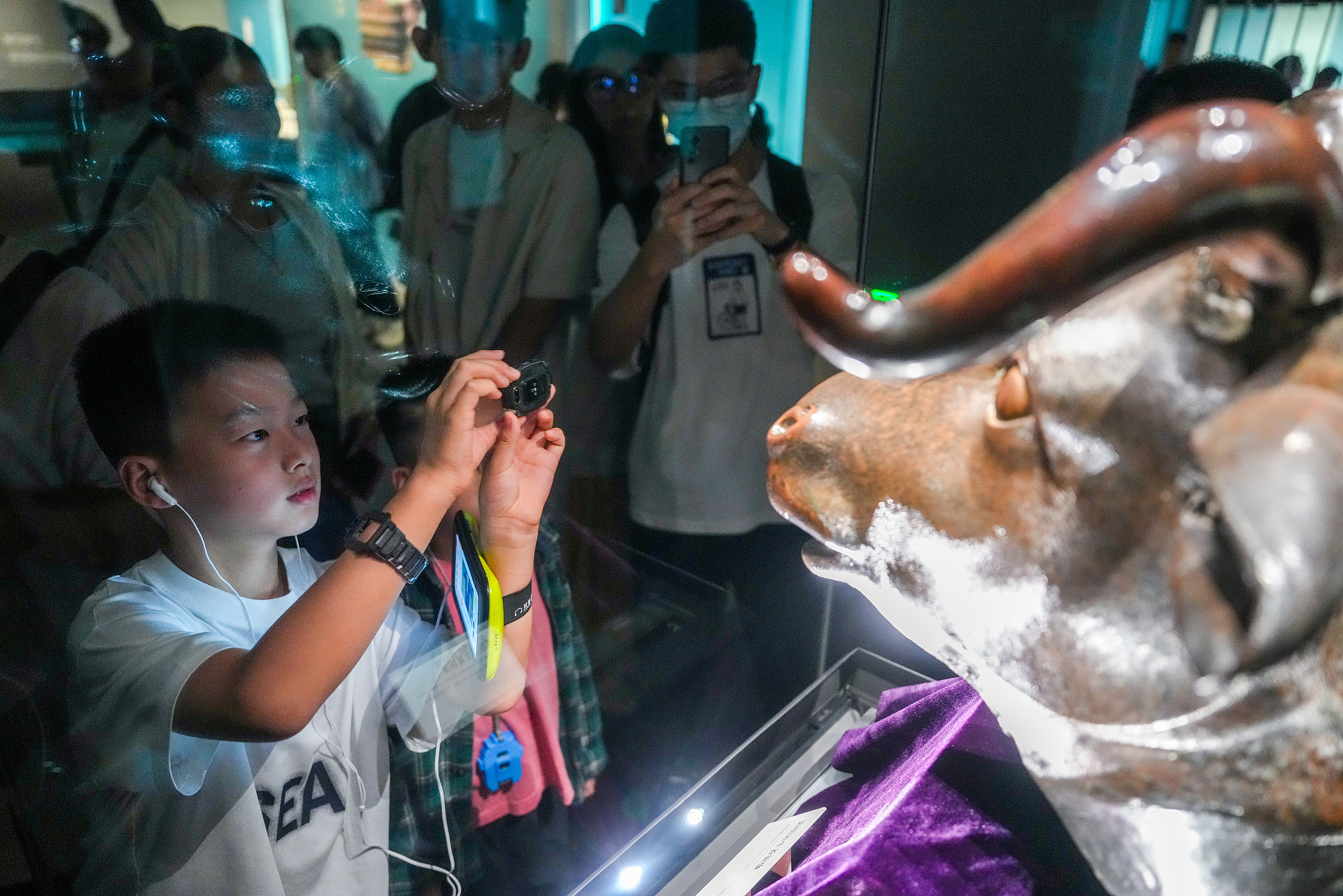 2025年6月,參加研學(xué)游的孩子在安徽博物院蜀山館參觀圓明園牛首銅像。(圖片來(lái)源:視覺中國(guó))