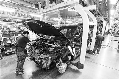 某新能源汽車智能制造基地總裝車間，工作人員正在工作。新華社記者 李博 攝