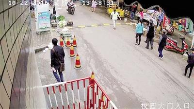 雙橋入室盜竊案，監(jiān)控視頻截圖紅圈處為犯罪嫌疑人。 本報記者 雷鍵 通訊員 葉文廣 攝