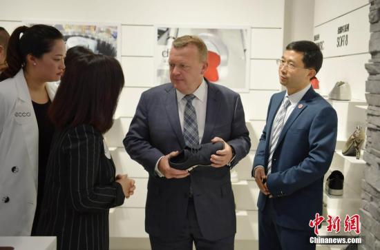 5月2日，丹麥?zhǔn)紫嗬鼓律构涮爬铮哌M(jìn)1963年創(chuàng)立于丹麥的“愛步”鞋類品牌店了解情況。當(dāng)日，應(yīng)中國(guó)國(guó)務(wù)院總理李克強(qiáng)邀請(qǐng)，丹麥?zhǔn)紫嗬鼓律D行抵達(dá)中國(guó)成都，開始對(duì)中國(guó)進(jìn)行正式訪問，拉斯穆森此訪系其2015年當(dāng)選首相以來首次訪華，其訪問首站就來到四川成都。 <a target='_blank'  _fcksavedurl='http://www.chinanews.com/'></table>中新社</a>記者 劉忠俊 攝