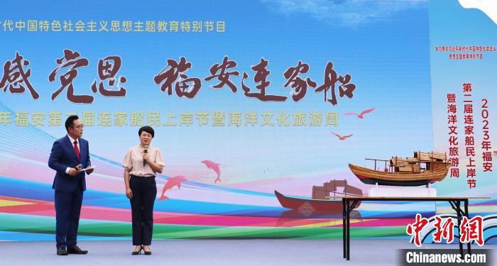 村民分享連家船民“搬上來(lái)、住下來(lái)、富起來(lái)”的故事和難忘經(jīng)歷?！×珠派?攝