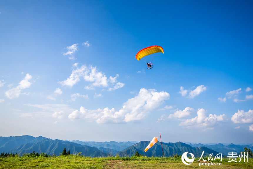 游客在野玉海飛行營地乘動力滑翔傘體驗云端觀景。人民網(wǎng)記者 涂敏攝