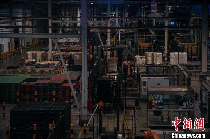 基地依托數(shù)字技術(shù)打造“黑燈工廠”。　李南軒 攝