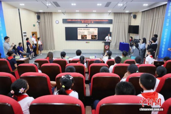 廣州中醫(yī)藥大學副校長、廣東省中醫(yī)院院長張忠德向學生講述“抗戰(zhàn)中的中醫(yī)藥”。吳遠團 攝