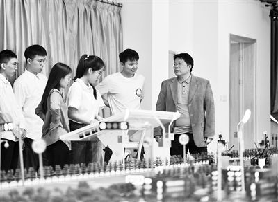 圖為天津大學(xué)智能與計(jì)算學(xué)部教師在沙盤教室內(nèi)給學(xué)生講授智能駕駛等方面的內(nèi)容。 新華社記者 趙子碩攝