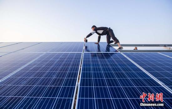 資料圖：4月23日，航拍正在建設(shè)的江西都昌縣磯山湖“漁光一體”光伏電站。傅建斌 攝