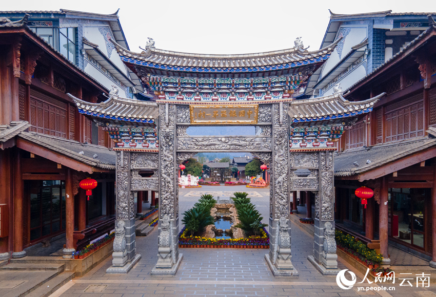 1.新華村耗銀近2.8噸建設(shè)的銀牌坊。人民網(wǎng)記者 符皓攝