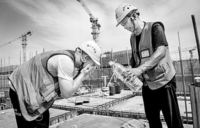 近日，多地迎來(lái)高溫天氣，圖為中鐵十二局工人在河北雄安新區(qū)大河片區(qū)安置房項(xiàng)目建設(shè)現(xiàn)場(chǎng)洗臉解暑。 新華社發(fā)