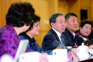 3月8日，全國政協(xié)舉行教育界別聯(lián)組會議，教育部部長袁貴仁右三到會聽取建議。