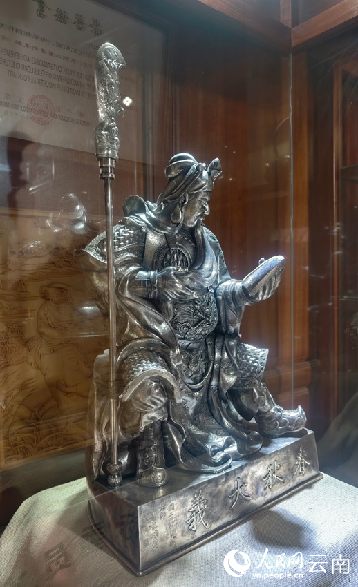 5寸發(fā)標(biāo)制作的關(guān)公像。人民網(wǎng)記者 符皓攝