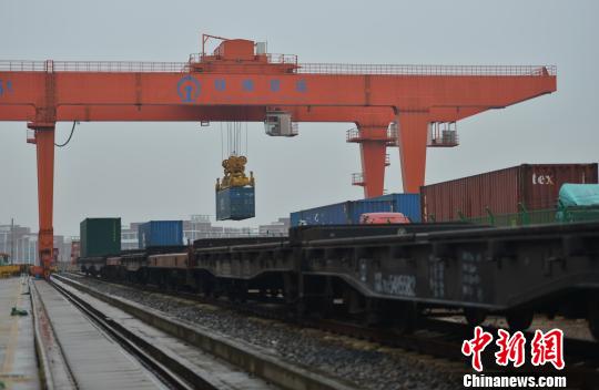圖為:中歐班列吊裝?!⊥鮿?攝
