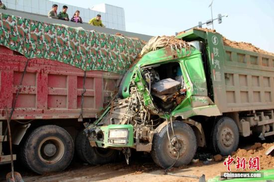 資料圖：渣土車追尾事故。張一辰 攝