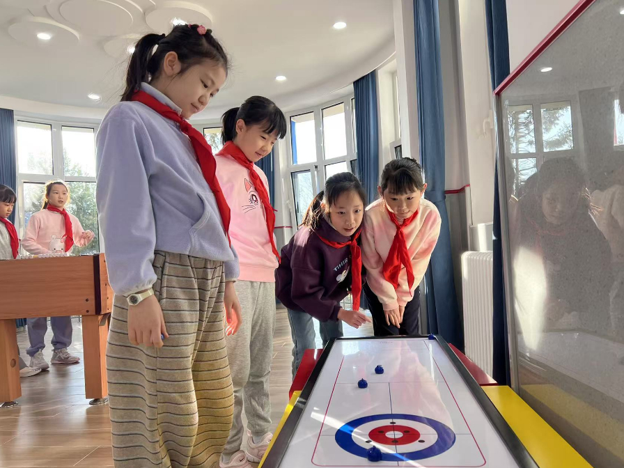 學(xué)生們在少先隊大廳進(jìn)行課間活動。人民網(wǎng) 白炅攝