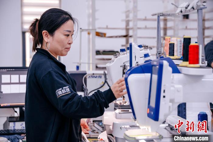 莆田鞋企通過(guò)快速打樣線，實(shí)現(xiàn)個(gè)性化訂制。　李南軒 攝