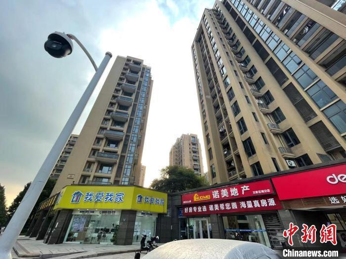 多家房地產(chǎn)中介。 蘇婷 攝