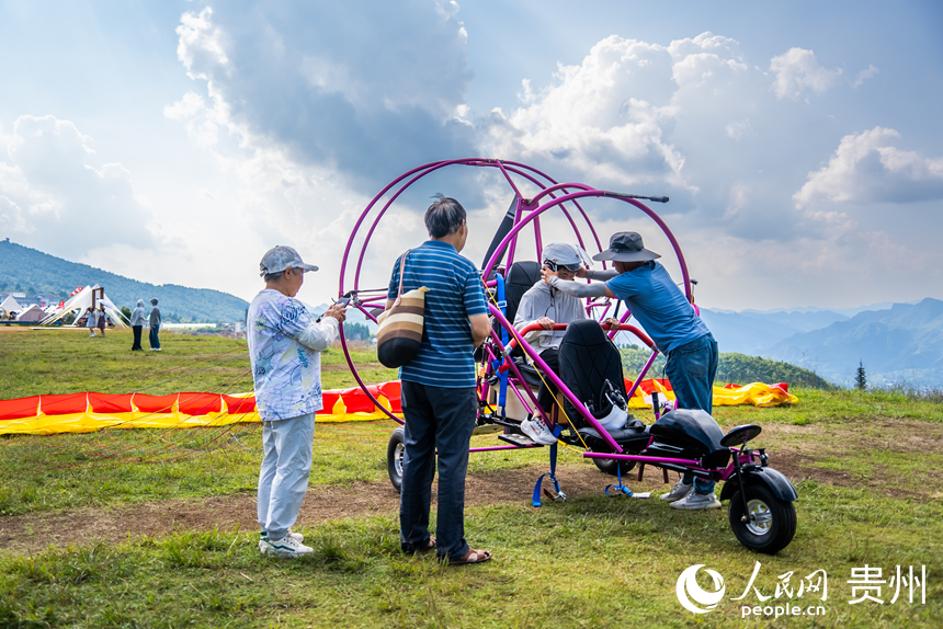 游客在野玉海飛行營地解鎖山地新玩法。人民網(wǎng)記者 涂敏攝