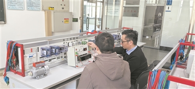 圖為哈爾濱工程大學(xué)教師指導(dǎo)學(xué)生開展新工科課程的實驗項目。受訪者供圖