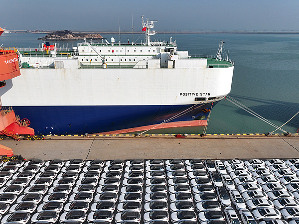 在江蘇省連云港，中國(guó)生產(chǎn)的汽車正加緊裝船出口海外。