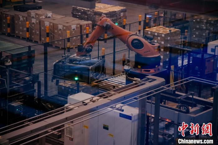 百威雪津啤酒莆田基地釀造幾乎都由自動化生產(chǎn)線完成，年產(chǎn)能達200萬噸。　李南軒 攝