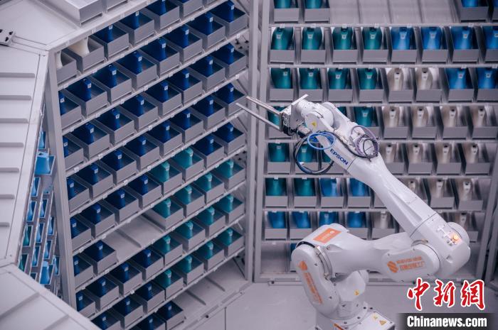 車間里，鞋楦配送機械臂在有序工作。　李南軒 攝