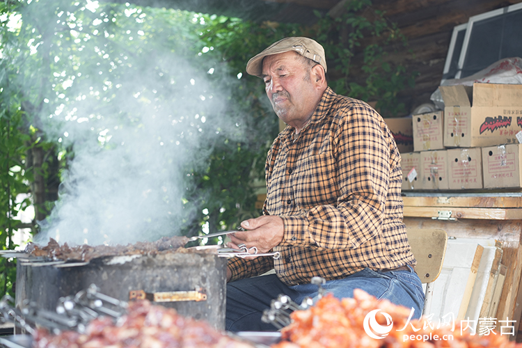 孫金花家庭小院內(nèi)，正在烤制肉串。人民網(wǎng)記者 李睿攝