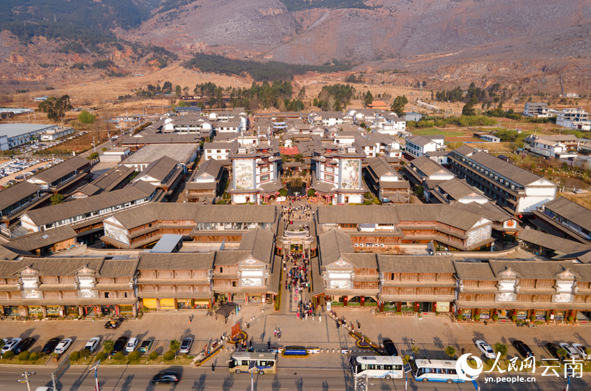 密布銀器加工作坊的新華村。人民網(wǎng)記者 符皓攝