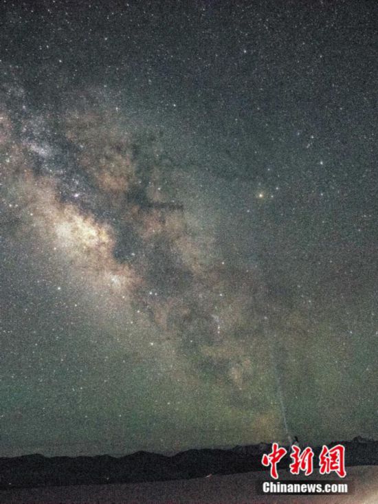 圖為6月20日晚游客在西藏阿里暗夜公園，與銀河“合影”。曹枝清 攝