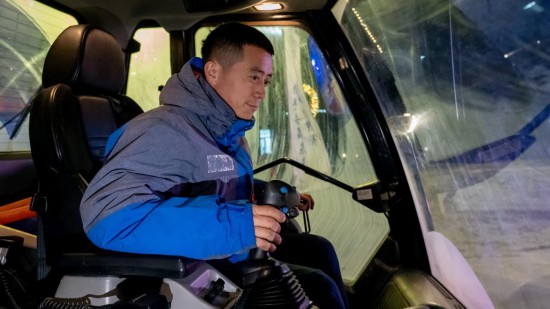 吉林市松花湖滑雪度假區(qū)內(nèi)，工作人員正駕駛壓雪車平整雪道。新華社記者 唐成卓 攝