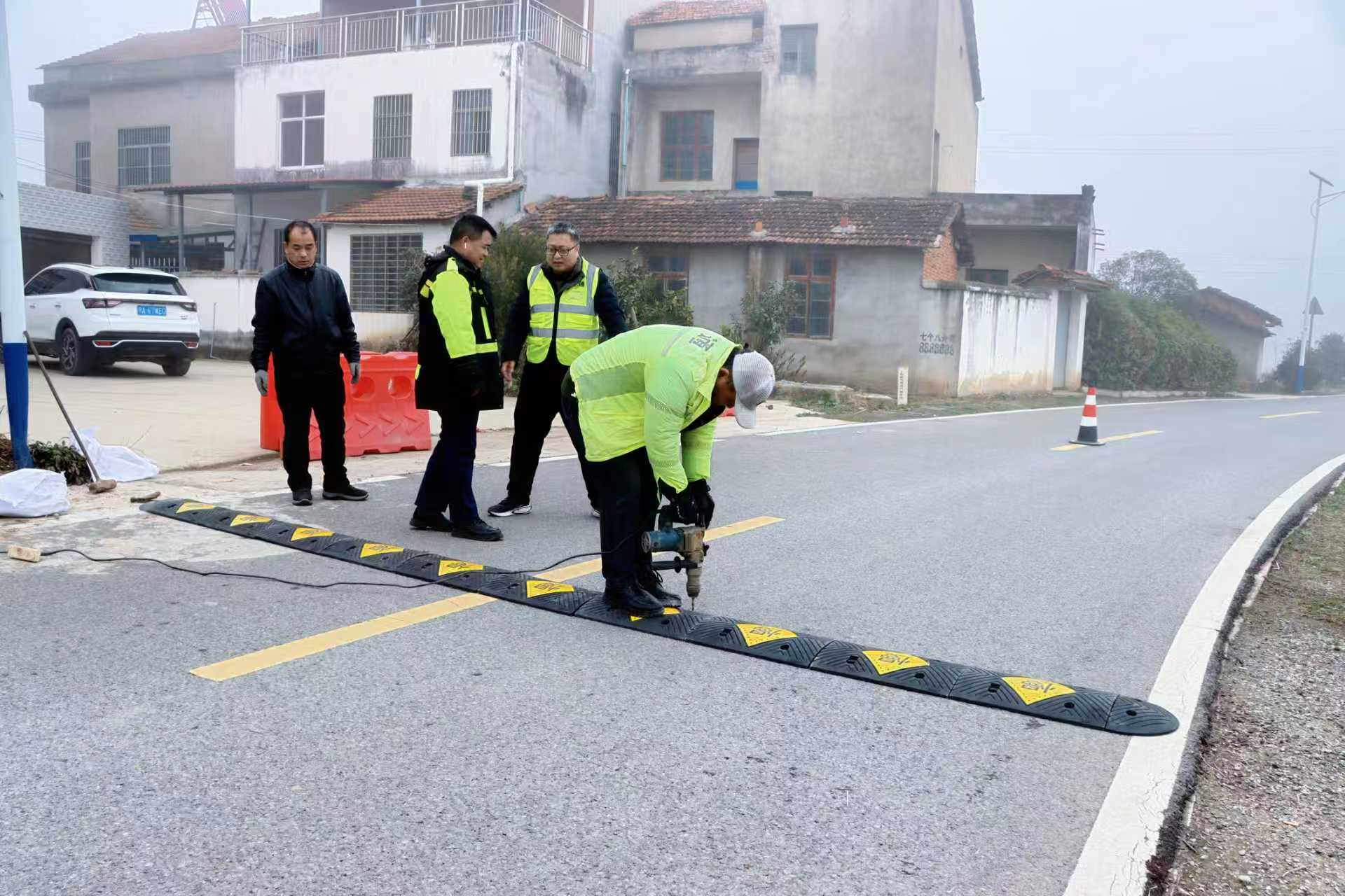 養(yǎng)護(hù)工對(duì)農(nóng)村公路進(jìn)行日常巡查、養(yǎng)護(hù)。受訪方供圖