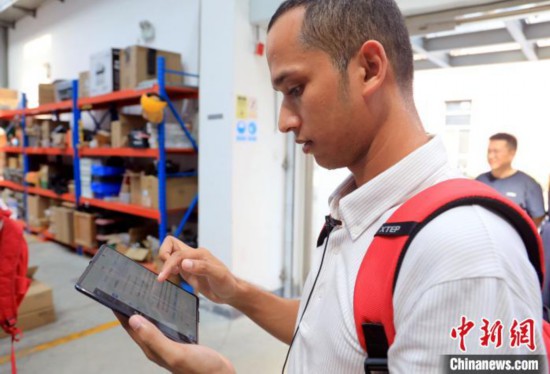 4日下午，西南交通大學孟加拉國留學生Zahidul Alam正借助“AI學伴”學習AI。 中新社記者 王磊 攝