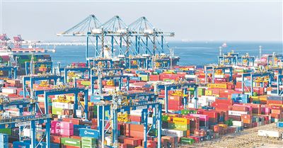 “新泉州”輪在山東港口青島港自動化碼頭(三期)的作業(yè)現場。山東港口青島港供圖