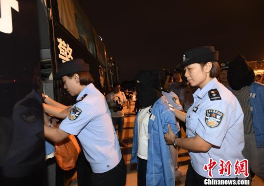 犯罪嫌疑人被押上押解車(chē)?!“苍?攝