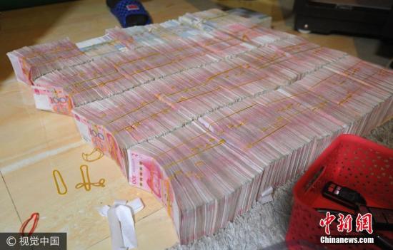廣西南寧警方8月21日通報(bào),當(dāng)?shù)亟粘晒善粕姘附痤~15.19億元人民幣的特大傳銷(xiāo)案件。圖為當(dāng)場(chǎng)繳獲的成捆現(xiàn)金。圖片來(lái)源:視覺(jué)中國(guó)