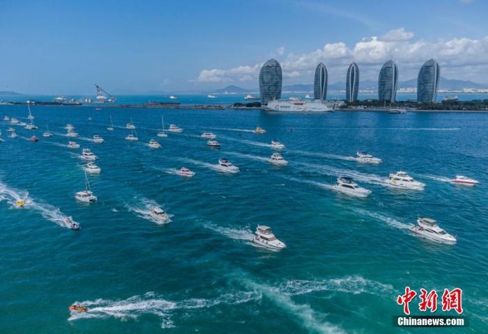 資料圖：航拍三亞眾多出海游玩的游艇回港。 駱云飛 攝