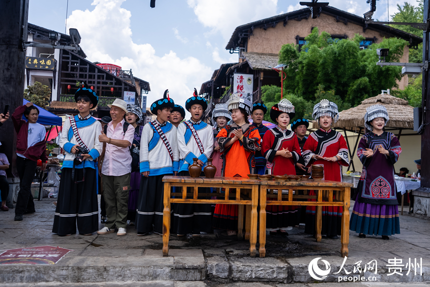 海坪文化小鎮(zhèn)里熱情的彝家“攔門酒”。人民網(wǎng)記者 涂敏攝