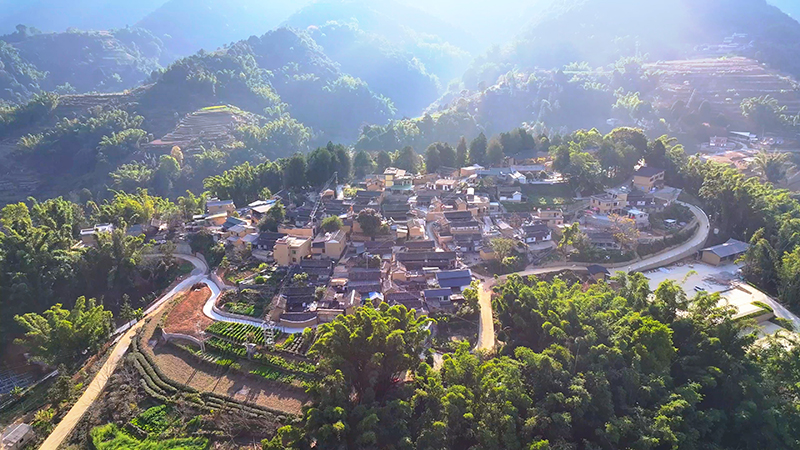 【1】曼海村全景。陶思源-攝
