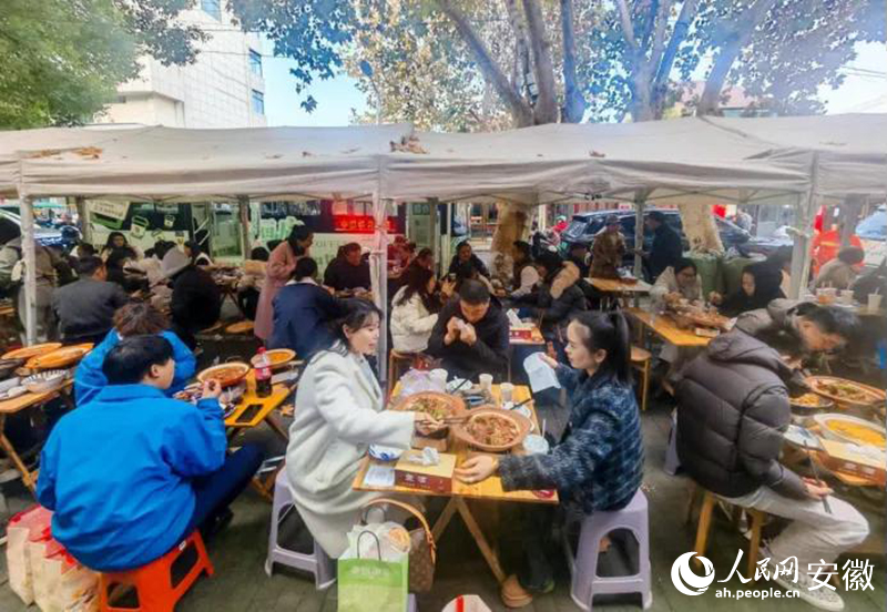 迎春街上，游客們品嘗廣德燉鍋。人民網(wǎng)記者 王銳攝