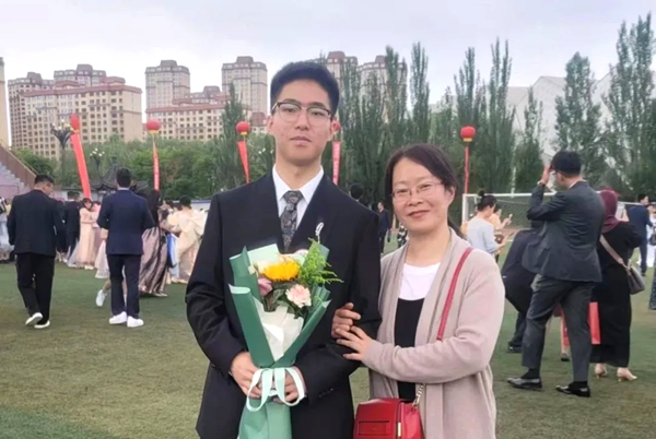 劉傲寒和媽媽合影。北航供圖