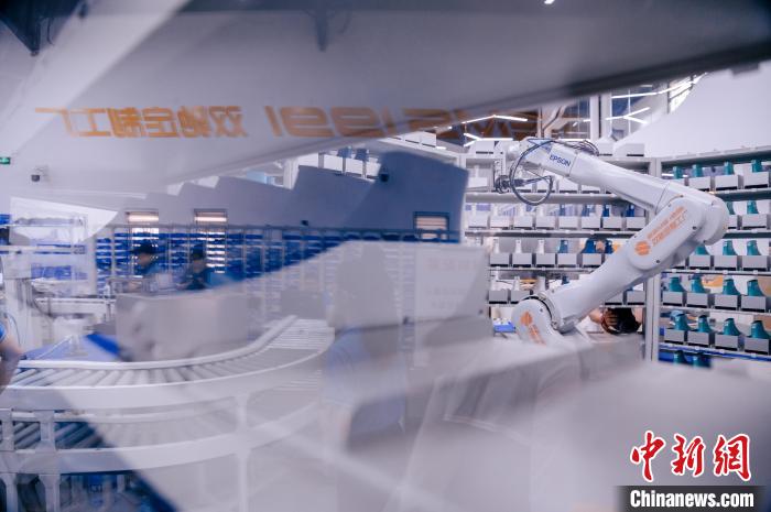 定制鞋自動(dòng)化生產(chǎn)車間一角?！±钅宪?攝