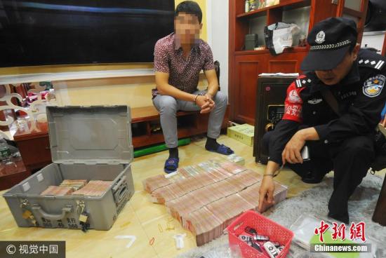 廣西南寧警方8月21日通報(bào),當(dāng)?shù)亟粘晒善粕姘附痤~15.19億元人民幣的特大傳銷(xiāo)案件。圖為當(dāng)場(chǎng)繳獲的成捆現(xiàn)金。 圖片來(lái)源:視覺(jué)中國(guó)