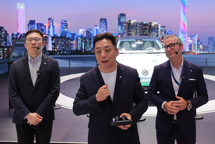 11月17日，上汽大眾汽車有限公司銷售與市場(chǎng)執(zhí)行副總經(jīng)理、上海上汽大眾汽車銷售有限公司總經(jīng)理俞經(jīng)民(中間)參加廣州車展展臺(tái)活動(dòng)。 上汽大眾 供圖